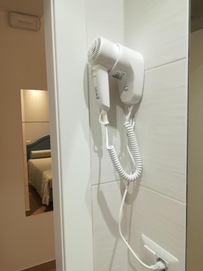 Hotel Flora 阿尔巴·阿德里亚蒂卡 外观 照片