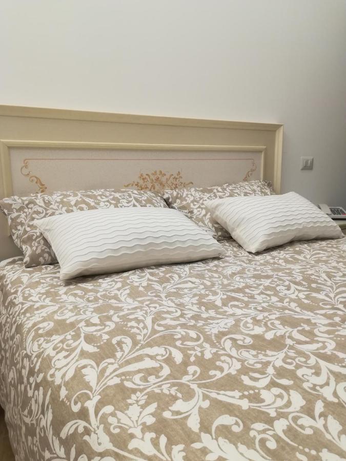 Hotel Flora 阿尔巴·阿德里亚蒂卡 外观 照片
