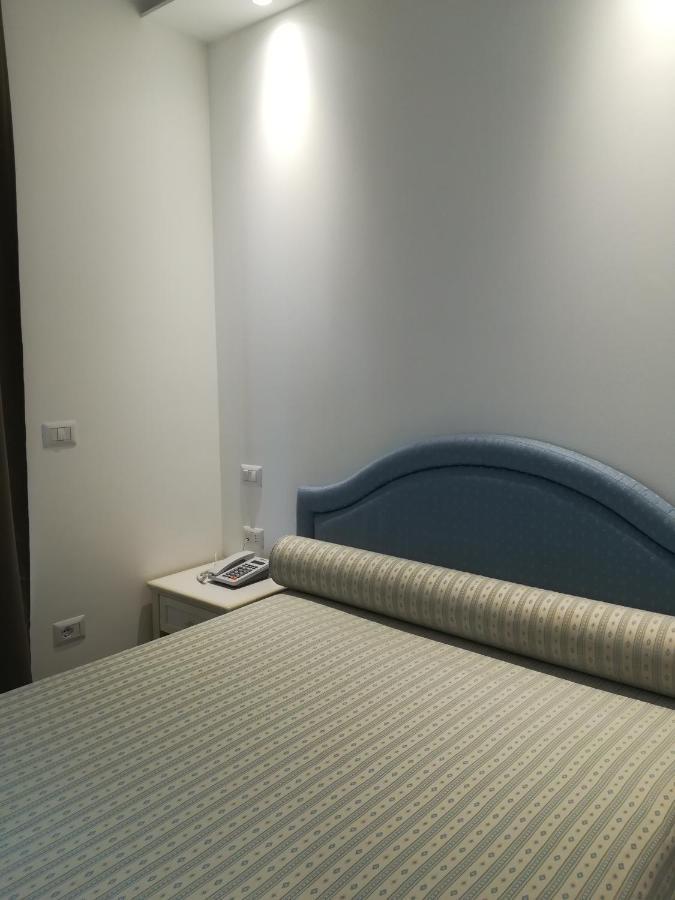 Hotel Flora 阿尔巴·阿德里亚蒂卡 外观 照片